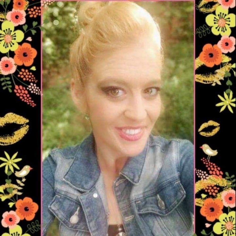 Meet your Posher, Holly Hudson Bess💋❤️🌈🌻🌼